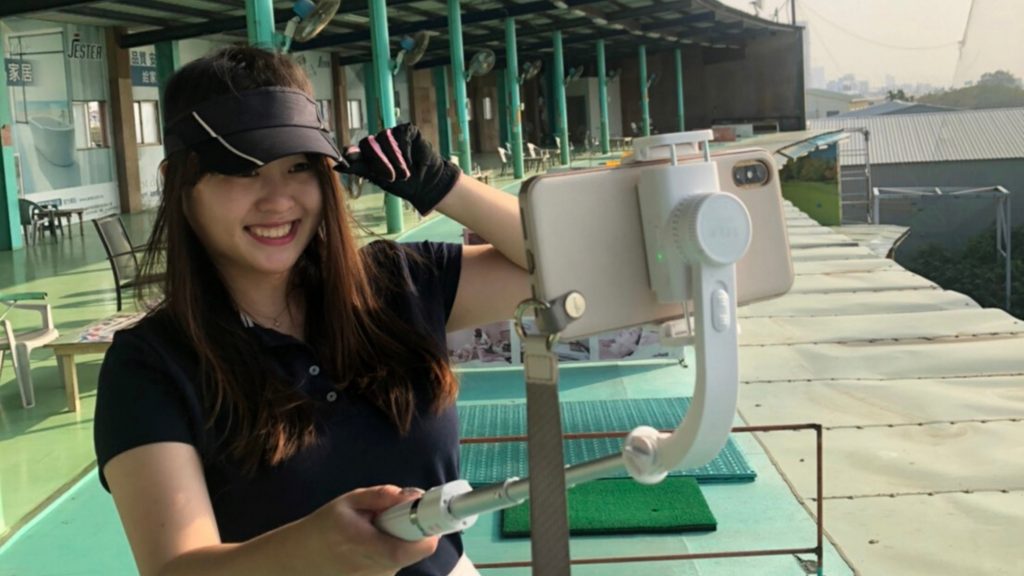 一個女生在高爾夫球場使用SELFable2.0的自拍情境