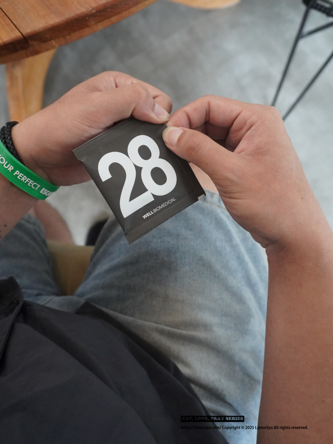 唯爾生醫開箱丨出國旅遊十天必備的黑色小盒子,旅行裡的紳士保養哲學 唯爾生醫 28天 男性專屬唯光膠囊EX外包裝