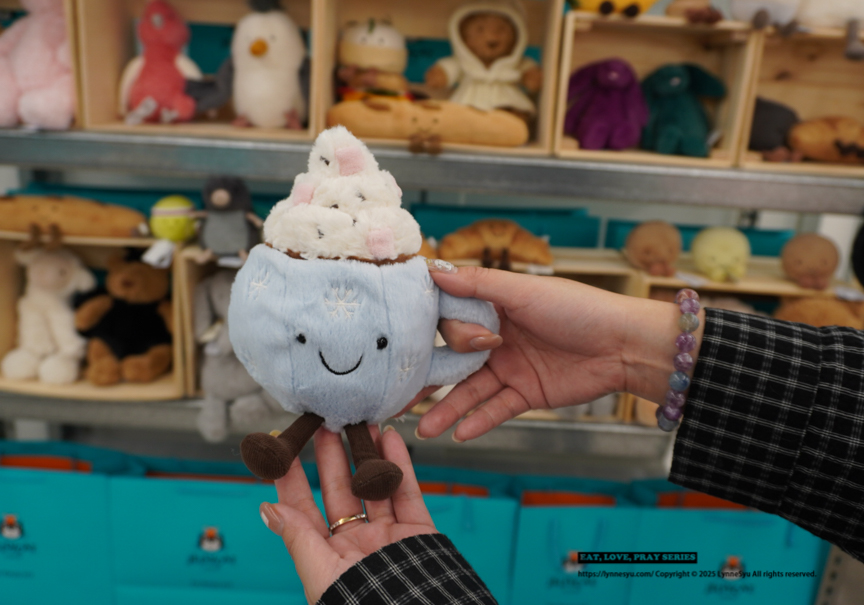 隱藏都市的加州小沙漠！皮爾卡登寢具台中旗艦店，關於法式生活感的睡眠美學｜義大利床墊、全台最齊JellyCat！